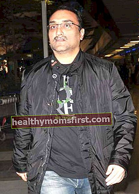 Aditya Chopra berfoto saat kembali dari liburan pada Juli 2012