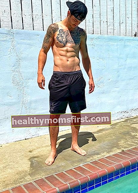 David Rodriguez seperti yang terlihat dalam foto tanpa baju yang diambil di dekat kolam pada Mei 2020