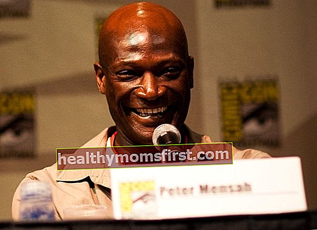 2009 년 7 월 스파르타쿠스 출시를 위해 Comic-Con 2009에서 연설하는 동안 보이는 Peter Mensah
