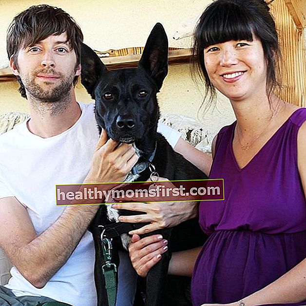 2019 년 12 월, 그의 아내 Anjali Prasertong과 강아지와 함께 찍은 사진에서 보이는 Rob Kerkovich