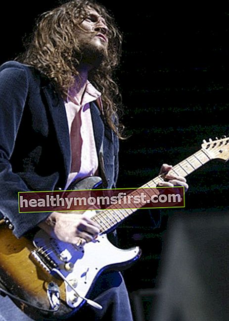 John Frusciante selama pertunjukan seperti yang terlihat pada Agustus 2006
