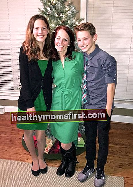 Payton Moormeier bergambar bersama ibunya Joanne dan adiknya Faith pada bulan Jun 2017