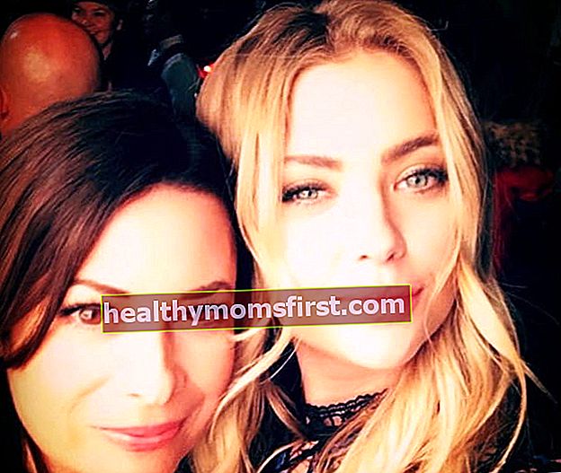 Holly Marie Combs (Kiri) dan Ashley Benson dalam selfie pada Oktober 2016