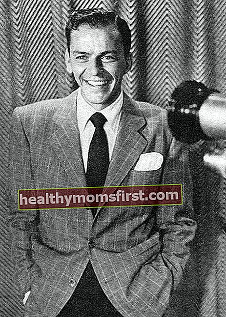 彼のテレビ番組のセットでのフランクシナトラ1950年のフランクシナトラショー