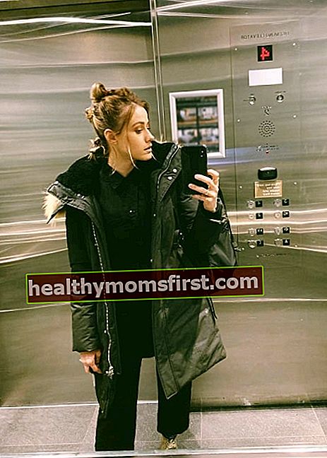 Olivia Taylor Dudley seperti yang terlihat saat mengklik selfie cermin di Vancouver, British Columbia, Kanada pada Februari 2019
