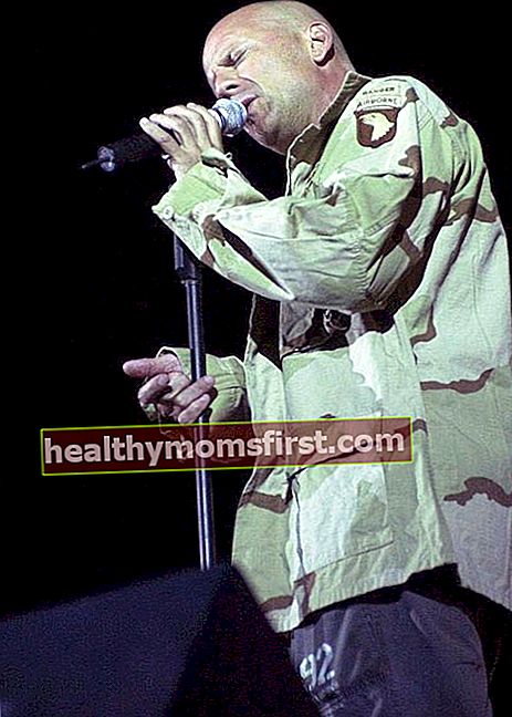 Bruce Willis, Eylül 2003'te Irak'taki 101.Hava İndirme Tümeni askerleri için Accelerators grubu üyeleriyle birlikte performans sergiliyor.
