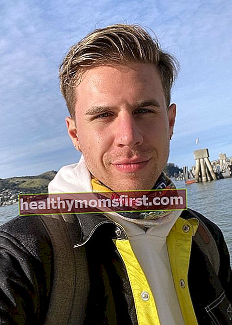 Eric Mondo terlihat saat mengambil selfie di San Francisco, California pada Januari 2020