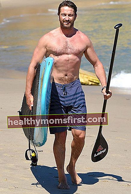 Gerard Butler bertelanjang dada di sebuah pantai di Malibu