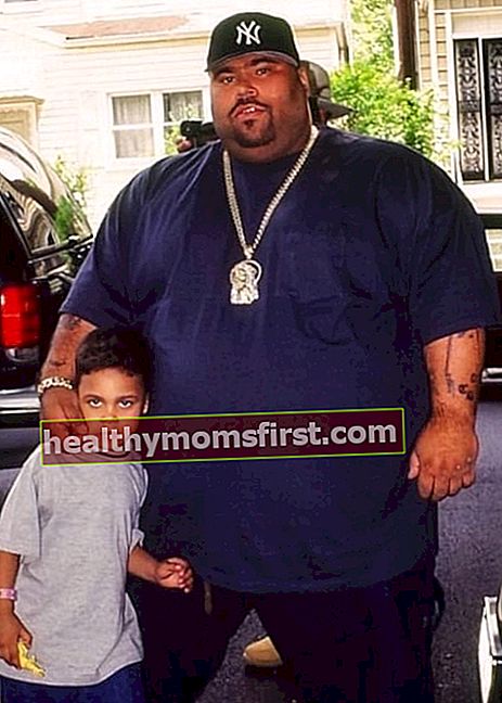Big Pun terlihat saat berfoto dengan putra bungsunya dan rapper, Chris Rivers
