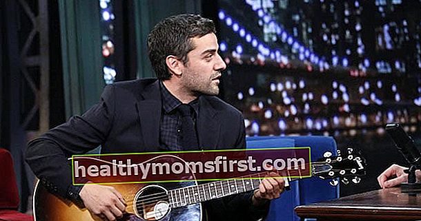 Oscar Isaac di The Late Night Show bersama Jimmy Fallon bermain gitar