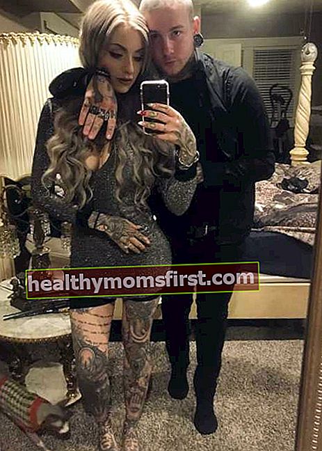 Ryan Ashley Malarkey tampil dalam selfie bersama teman lelaki Josh Balz pada Hari Tahun Baru 2017