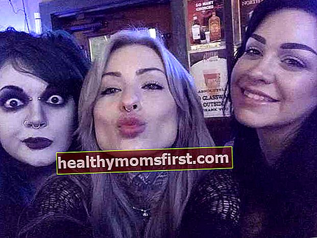 Ryan Ashley Malarkey, Ink Master Angels'ın jüri üyelerinden Kelly Doty ve Nikki Simpson ile selfie çekiyor