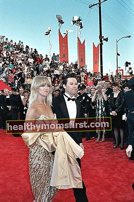 Kurt Russell dan Goldie Hawn terlihat tiba di Academy Awards pada tahun 1989