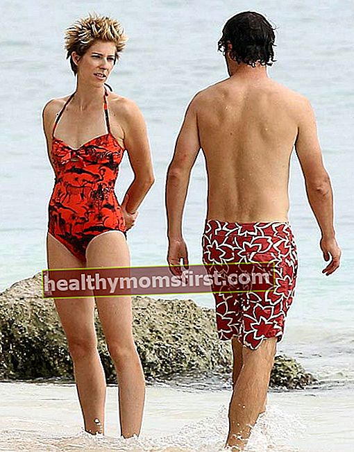 Andrew Lincoln dan isterinya Gael Anderson di pantai Caribbean pada bulan Ogos 2013