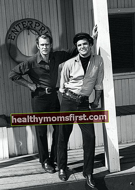 1960 년 'Riverboat'세트에서 Darren McGavin과 함께 사진을 위해 포즈를 취하는 동안 보이는 Burt Reynolds (오른쪽)