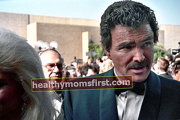 Burt Reynolds, Ağustos 1991'de 43. Yıllık Emmy Ödülü için kırmızı halıda görüldüğü gibi