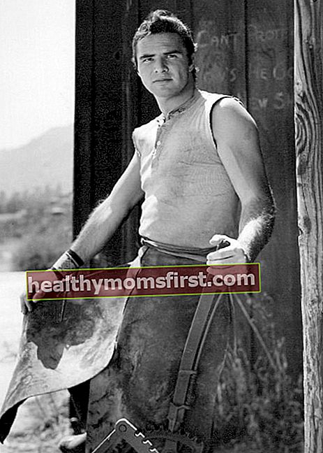 Burt Reynolds dilihat ketika berpose untuk kamera sebagai pandai besi Quint Asper dari program televisyen 'Gunsmoke'