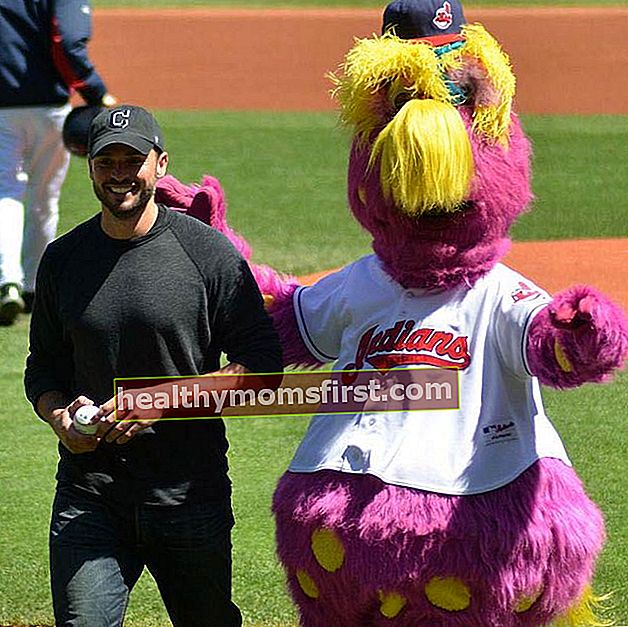 Tom Welling diundang untuk melempar lemparan pertama untuk Cleveland Indians dengan maskot mereka, Slider pada tahun 2013