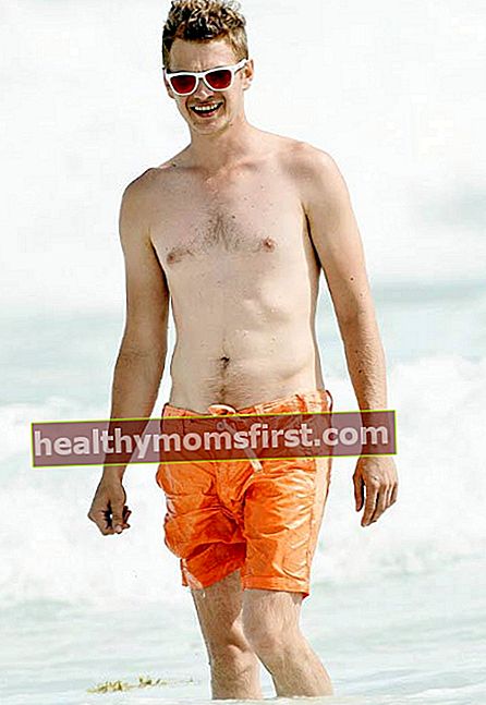 Хайден Крістенсен без сорочок на пляжі на Барбадосі в липні 2014 року