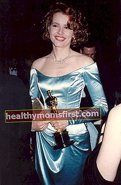 Geena Davis dilihat memegang Oscar untuk The Accidental Tourist pada tahun 1989