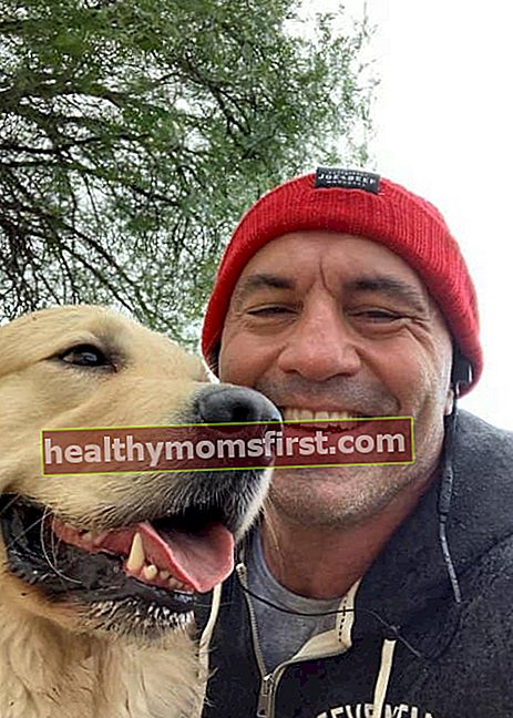 Joe Rogan dalam selfie dengan anjingnya seperti yang terlihat pada November 2018