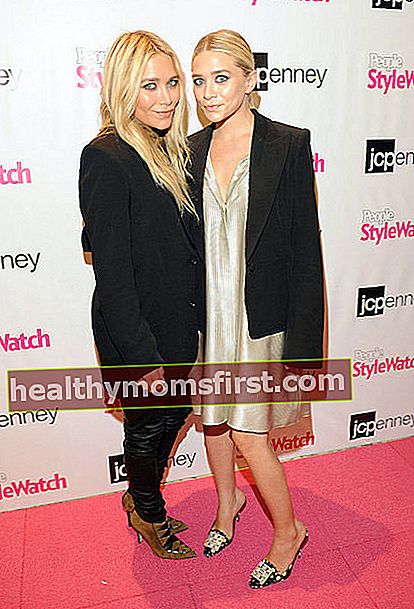 İkiz kız kardeşler, Mary-Kate Olsen (Solda) ve Ashley Olsen