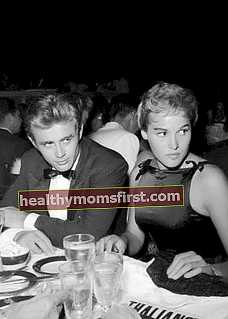 1955年8月にロサンゼルスのタリアンボールでガールフレンドのウルスラアンドレスとジェームズ