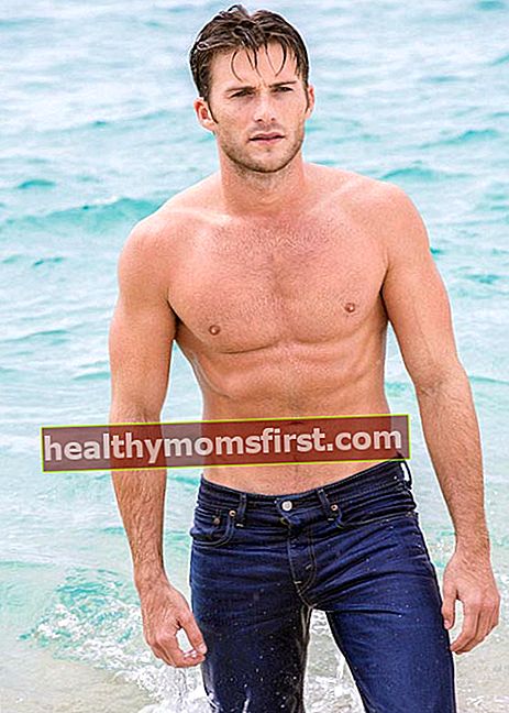 Badan tanpa baju Scott Eastwood semasa pemotretan pada bulan Julai 2015