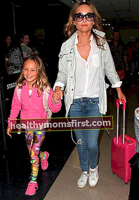 Giada De Laurentiis dan putrinya Jade Thompson dalam acara keluarga di LAX pada 17 Agustus 2016