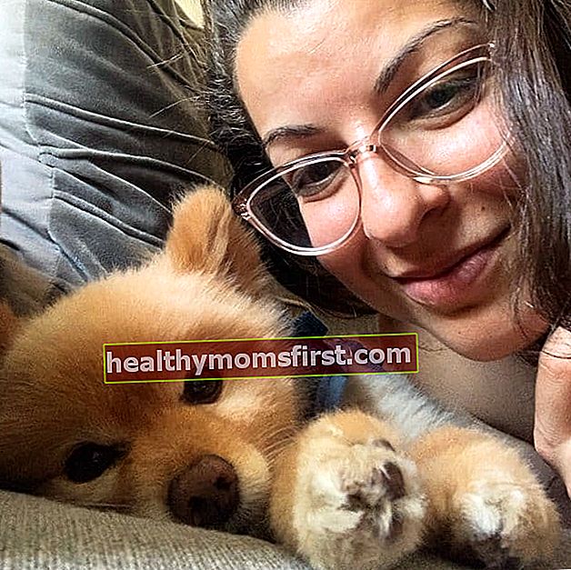 Anita Sarkeesian dalam selfie bersama anjingnya seperti yang dilihat pada bulan Jun 2019