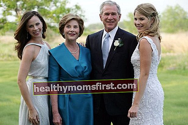 Jenna (aşırı sağ) Mayıs 2008'de düğün gününde ailesiyle birlikte poz verdi