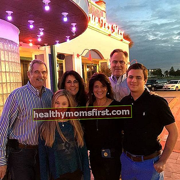 Makan malam Lizzy Greene dengan keluarga di Dallas, Texas pada bulan Oktober 2015. Dari ekstrim kanan (saudara laki-laki Lizzy), kedua dari kanan (Ibu Lizzy), di belakang (Ayah Lizzy)