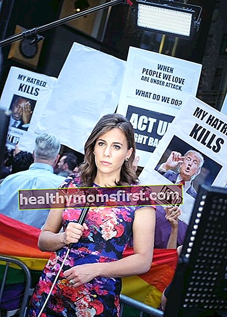 2016年6月21日の反トランプ抗議中にニューヨーク州ニューヨーク市のトランプタワーの前でライブレポートを行っているときに撮影された写真に見られるハリージャクソン
