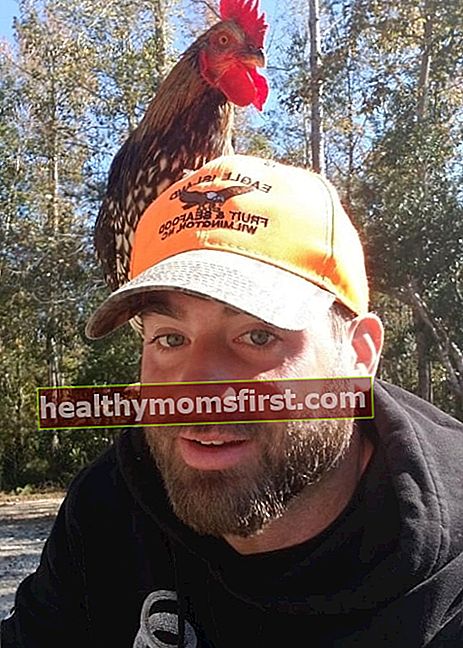 David Eason seperti yang terlihat dalam selfie yang diambil dengan seekor ayam pada November 2019