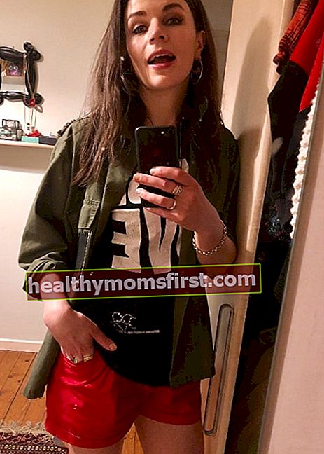 Aisling Bea dalam selfie cermin pada Mei 2018