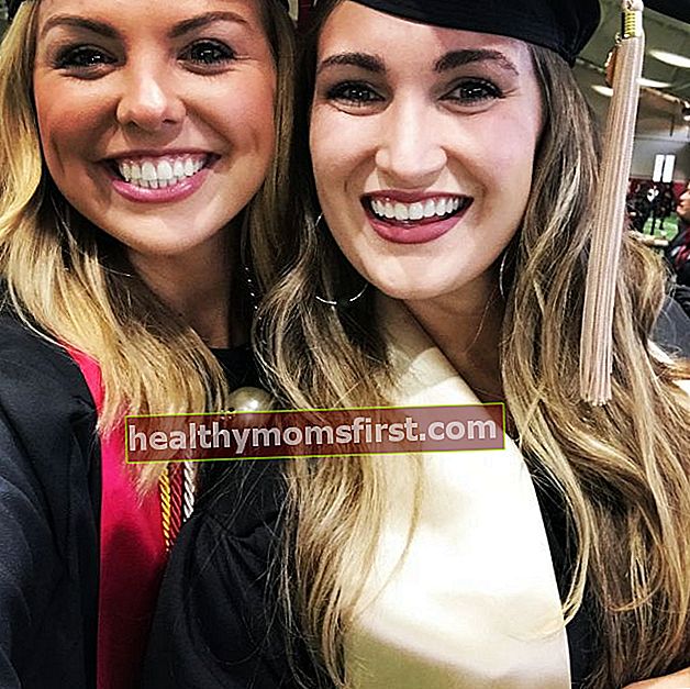 Hannah Brown terlihat bersama Carlie Parrish selama kelulusan mereka dari Universitas Alabama pada Agustus 2017