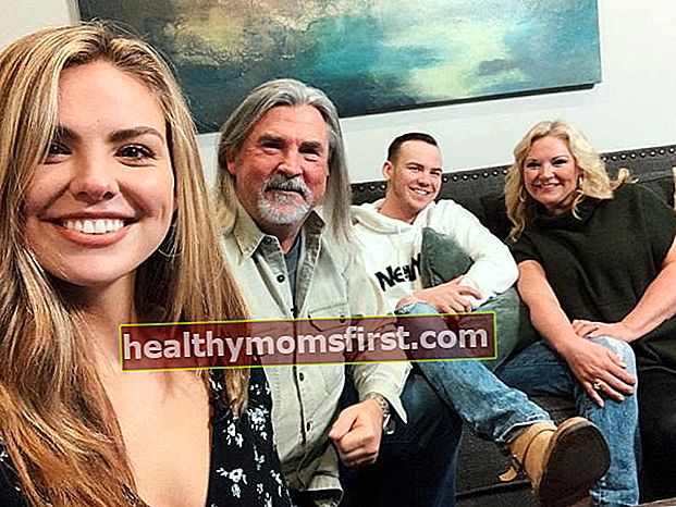 Hannah berfoto selfie dengan orang tua dan saudara laki-lakinya Patrick pada Juli 2019