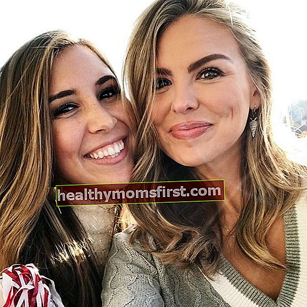 Hannah dan Riley Logsdon berpose untuk selfie pada November 2018