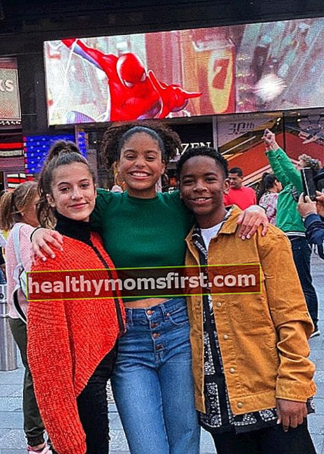 Kai Calhoun terlihat saat tersenyum dalam foto bersama Symera Jackson (Center) dan Eliza Pryor di Times Square, New York City, New York pada Oktober 2019