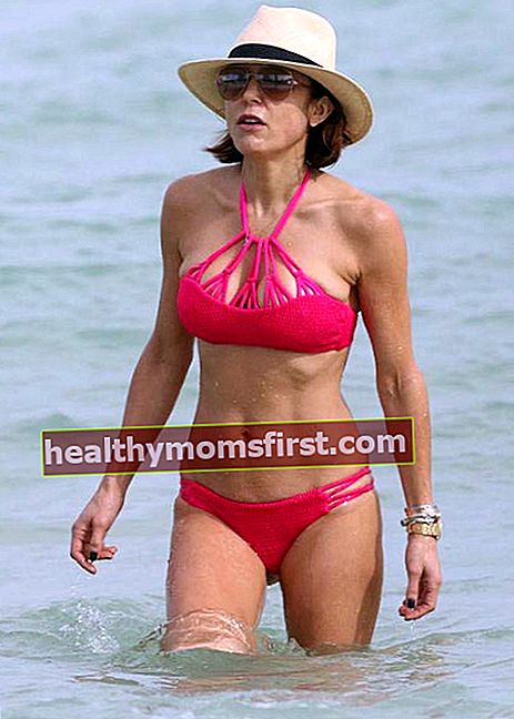Bethenny Frankel memakai bikini berwarna merah di sebuah pantai di Miami pada 27 Disember 2015