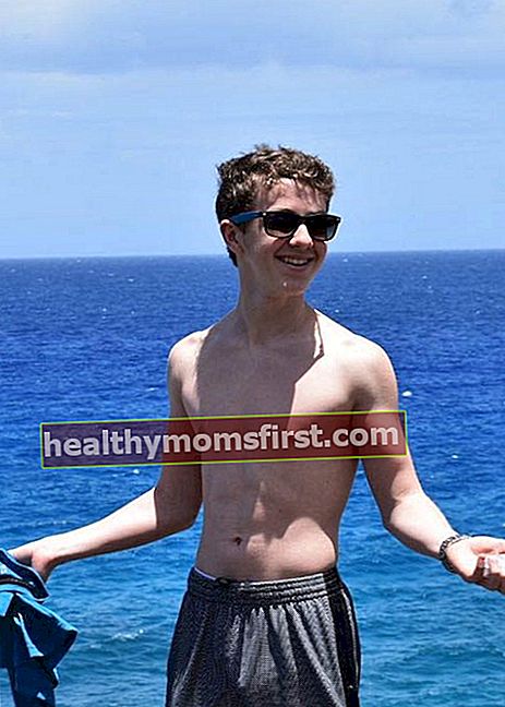2018 년 6 월에 전시 된 Ethan Wacker shirtless body
