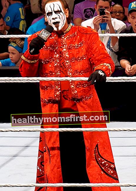 Menyengat seperti yang terlihat pada gambar yang diambil saat dia menyampaikan promo di acara Raw WWE pada 30 Maret 2015