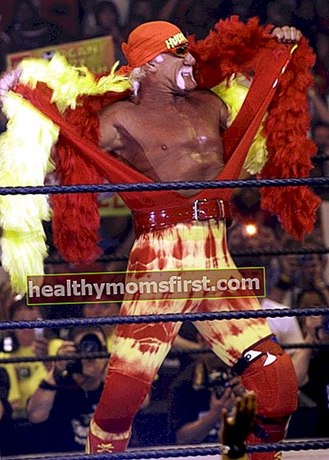 Hulk Hogan berpose di dalam ring pada Agustus 2005