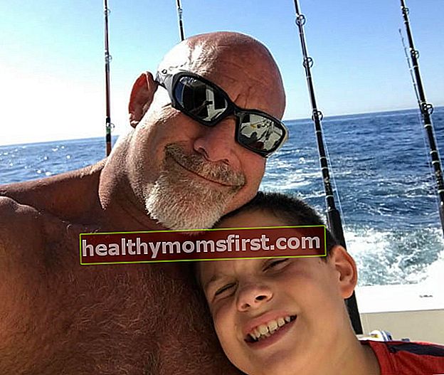 Bill Goldberg dengan putranya seperti yang terlihat pada April 2017