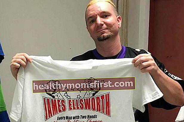 James Ellsworth memamerkan kaos merchandise WWE-nya