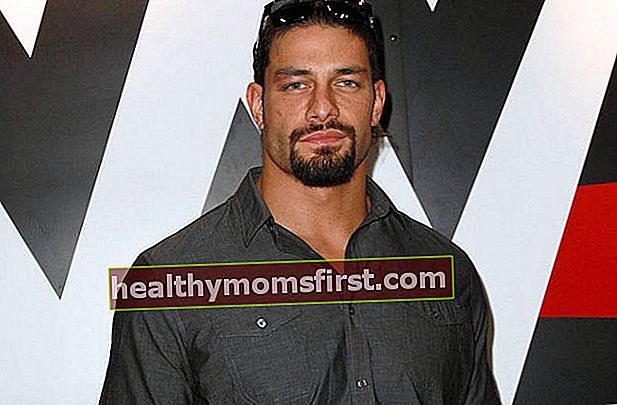 Roman Reigns WWE pegulat berkemeja
