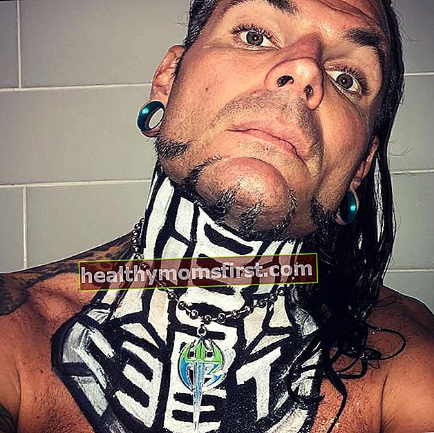 Jeff Hardy menunjukkan tato tubuhnya pada Juli 2018